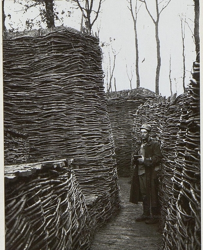 Soldat im Schützengraben Europeana