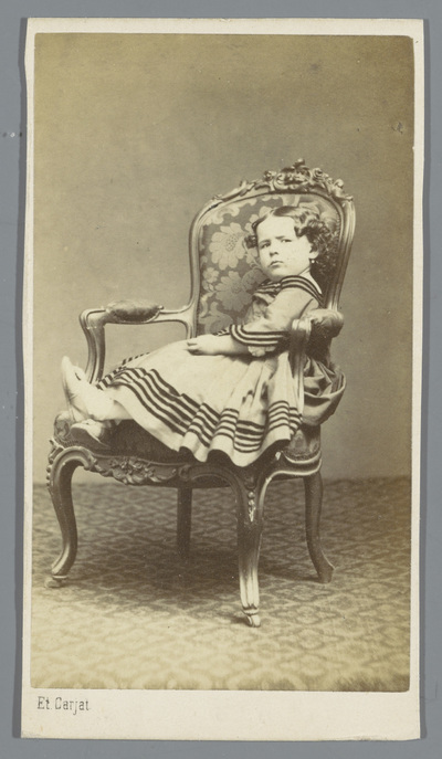 Portret meisje op stoel | Carjat et Cie. - Europeana Collections