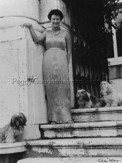 Peggy Guggenheim all'ingresso di Terrazza Marini di Palazzo Venier dei Leoni, primi anni '50