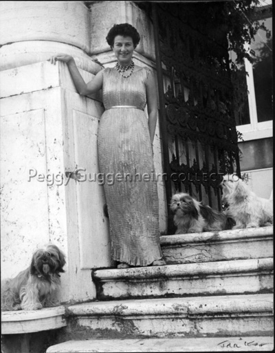 Peggy Guggenheim all'ingresso di Terrazza Marini di Palazzo Venier dei Leoni, primi anni '50