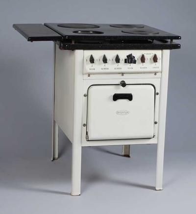 Regelmatigheid kroon Minachting Inventum elektrisch fornuis met zijplaat, vier kookplaten en oven; in de  oven een rooster en twee bakplaten | Europeana