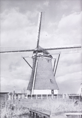 Ronde getailleerde grondzeiler poldermolen de Veendermolen te Roelofarendsveen. Gezicht op de voorzijde.ZUID-HOLLAND-R-RO_05152.0000022.1