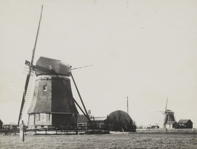 Achtkante poldermolen de Zien te Uitgeest (voorganger van de Kat). Zijaanzicht. Achter de molen ligt een hooiberg. Rechts in de verte poldermolen De Dog.GF.NH_00031_00010.JPG