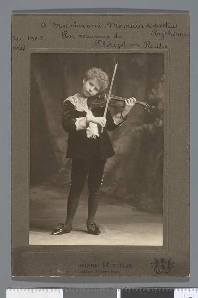 Portret Florizela von Reuter (1890-1985), skrzypka amerykańskiego, w wieku chłopięcym (ujęcie całej postaci ze skrzypcami) - fotografia z dedykacją dla Aleksandra Rajchmana z 1903 r.