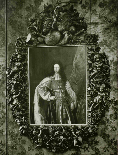 Schilderij van Stadhouder Willem III in de wethouderskamer van het stadhuis. Willem III is hier voorgesteld in zijn hoedanigheid van koning van Engeland. De opname is gemaakt in opdracht van stadsarchivaris P. Kuyer