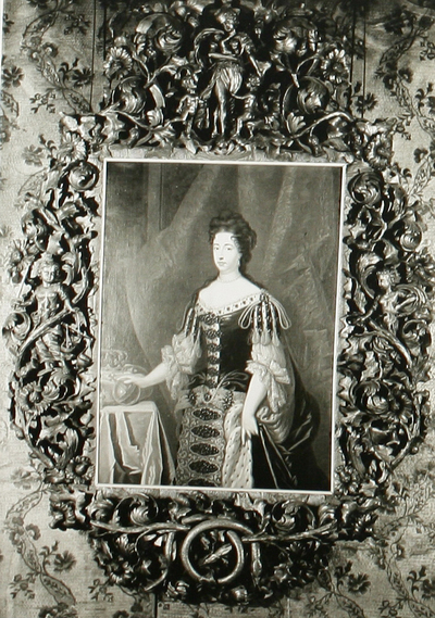 Portret van koningin Mary Stuart van Engeland dat hangt in de voormalige kamer van B&W