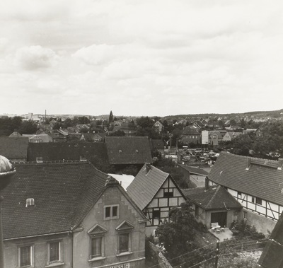 Weinböhla, Blick vom Kirchturm auf Kirchplatz 21 gegen Gellertberg