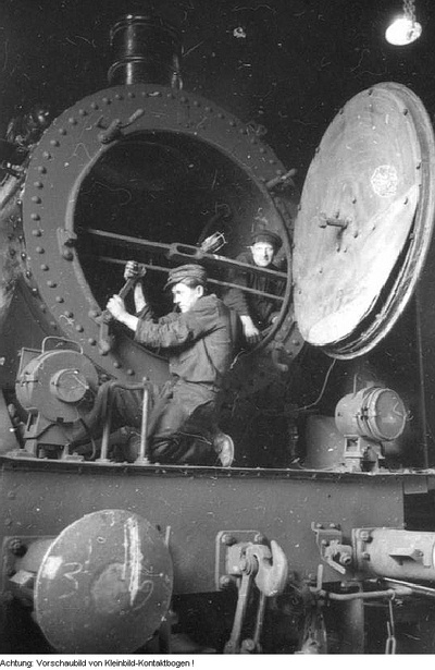 Freital Stahlwerk Freital Spater Pressenwerk Wiederherstellung Kriegsbeschadigter Lokomotiven Vor Deren Demontage Infolge Sowjetischen Befehls Oktober 1945