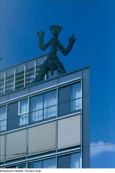Statue "Standart T (x)". Bronze; Höhe 6,4 m (1995; A. R.Penck). Dresden, Ostra-Allee, art'otel, Dach