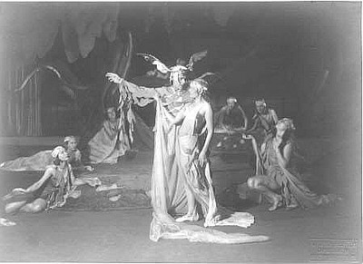 Omnia Ein Sommernachtstraum Von William Shakespeare Szenenbild Mit Luis Rainer Als Oberon Und Cara Gyl Als Titania Dresden Schauspielhaus 12 06 1930