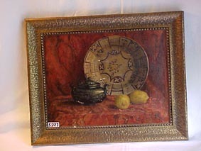 Olieverf schilderij met als voorstelling een bord, een pot met deksel en twee vruchten, geplaatst op/voor een geschilderd doek. Het schilderij is ingelijst.