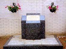 Het herdenkingsmonument in Wezep is een zwarte marmeren gedenksteen in de vorm van een Grieks kruis. Op de gedenksteen is een koperen plaat bevestigd. Aan weerszijden van de steen is een fakkeldrager geplaatst. De tekst op de gedenkplaat luidt: 'TER NAGEDACHTENIS AAN HEN DIE HUN LEVEN GAVEN VOOR ONS VADERLAND.'www.4en5mei.nl