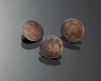 Set van drie zilveren knopen met bloemmotief, Noord-Holland
