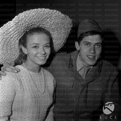 Gianni Morandi In Military Uniform With His Wife Laura Efrikian Middle Plan Europeana