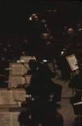 Claudio Abbado mentre dirige l'orchestra, ripreso lateralmente (foto scura)