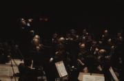 Claudio Abbado mentre dirige l'orchestra (foto scura)
