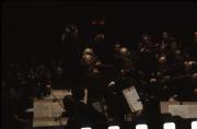 Claudio Abbado mentre dirige l'orchetra (foto scura)