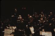 Claudio Abbado mentre dirige l'orchestra (foto scura)