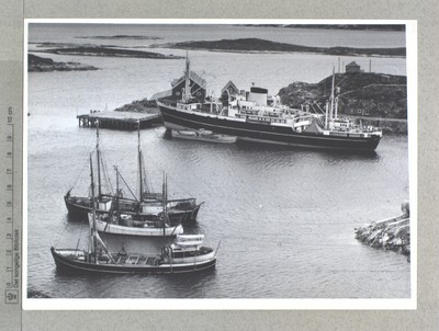 Havnen. I forgrunden skonnerten, Siorak, fiskekutter og flagskibet Umanak