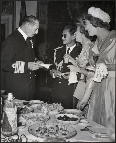 OMNIA - Kong Bhumibol, Frederik 9, Ingrid og kronprinsesse Margrethe ved det thailandske kongepars i 1960