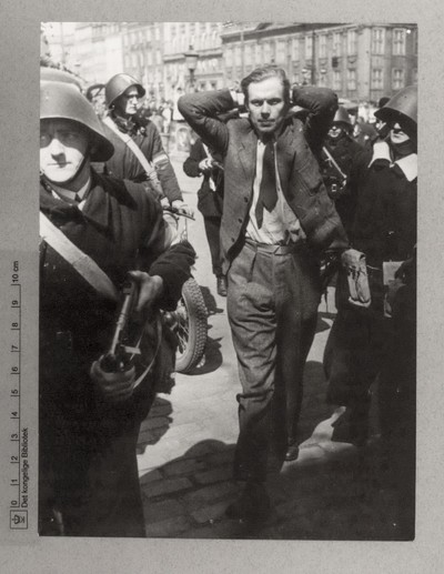Mand anholdt for mordet på pastor Tage Schacht, 7. maj 1945