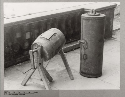 Frihedsudstilling afholdt af Frihedsbevægelsen: krudtkværn og bombe som skulle have været anbragt i slagkrydseren Nürnberg i Københavns Havn, 19. juli 1945