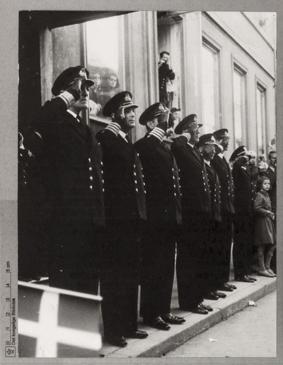 Kong Christian X's fødselsdag: Honnør foran Hotel Phønix v. Admiral Holl, Bredgade, 26. september 1945