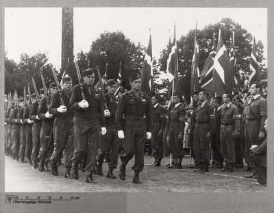 Amerikansk militær og danske frihedskæmpere i Idrætsparken ved landskamp, 27. august 1945