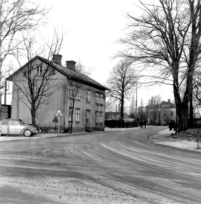 Korsningen VikengatanStallgatan 1958. Stallgatan var utsträckt över parkeringen vid Pekås.