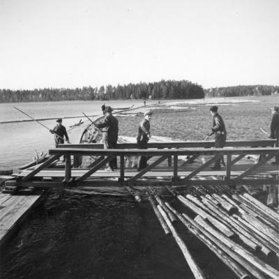 Flottningsarbetare vid Strömsbruk. (1933 ?).