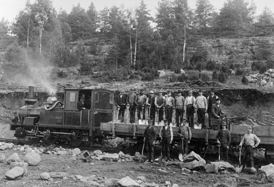 Kinnekulle - Lidköpings Järnväg, KiLJ lok 1 "Råbäck" med gruståg.