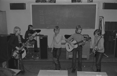 Rock-Sapiens -koululaisyhtye harjoittelee luokassa