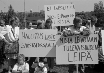 MTK:n mielenosoitus Eduskuntatalon edessä heinäkuussä 1995