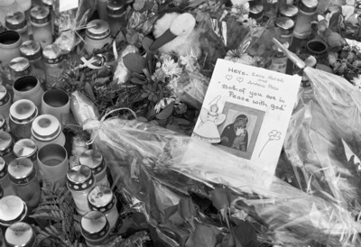 Muistokynttilöitä ja kukkia kahden poliisin surmapaikalla Tehtaankadulla