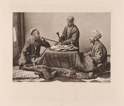 "Sartes assis autour du sandali et du plateau à collation", aus dem Buch "A travers le Turkestan Russe"