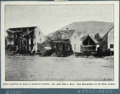 Vom Hochwasser am 30./31. 7. 1897 zerstörte Wohnhäuser gegenüber der Kirche in Deuben (Freital)