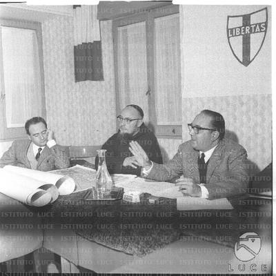 (da sinistra) Samperi, padre Bonaventura e Petrucci durante un convegno sugli Enti Locali - totale(da sinistra) Samperi, padre Bonaventura e Petrucci durante un convegno sugli Enti Locali - totale