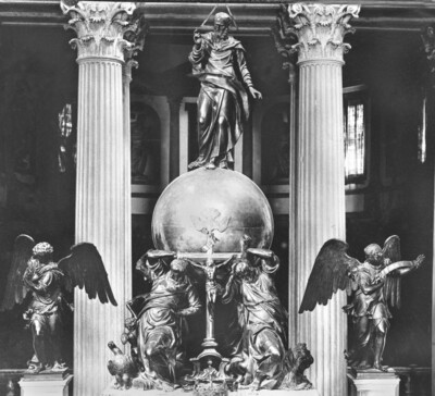 Hauptaltar mit Gottvater auf der von den 4 Evangelisten gehaltenen Weltkugel