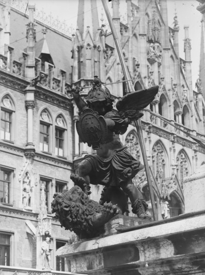 War putto with lion
