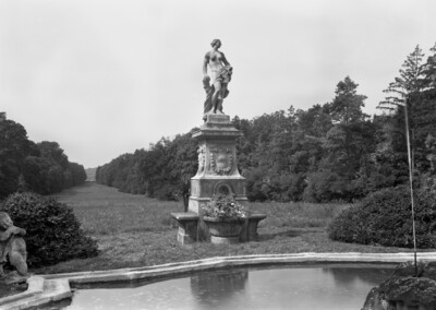 Weibliche Gartenfigur