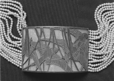 Jewellery plate of a collier with swallows in reeds