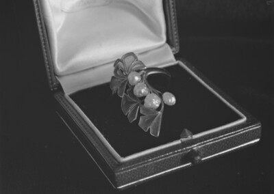 Fingerring with stylized fruit branch