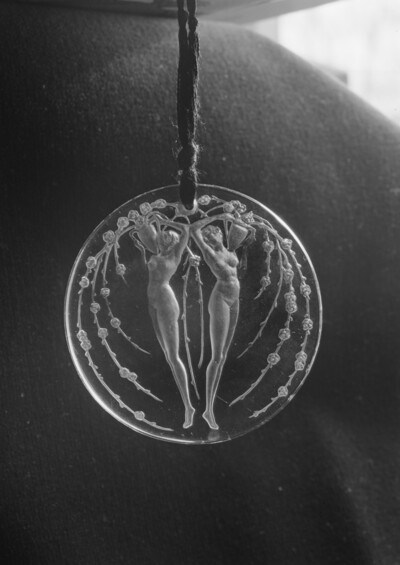 Pendant with two girls' files facing each other with amphorae with twigs of rose