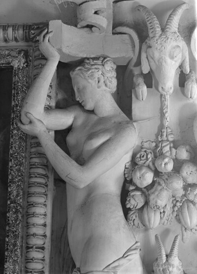 Nymph as a supporting figure