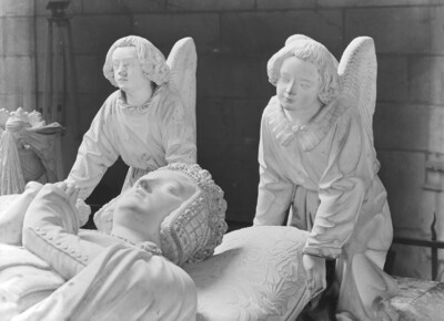 Headstone of Duke Franz II and his wife Margarethe von Foix: Margarethe von Foix with angels holding their pillow