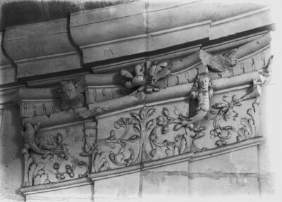 Kapitelle mit Ranken und Putten