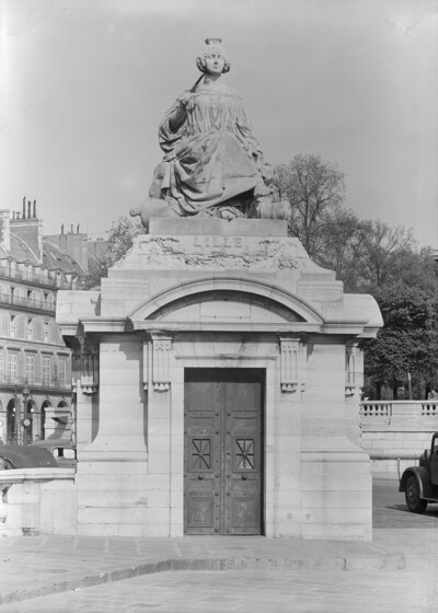Pavilion statue