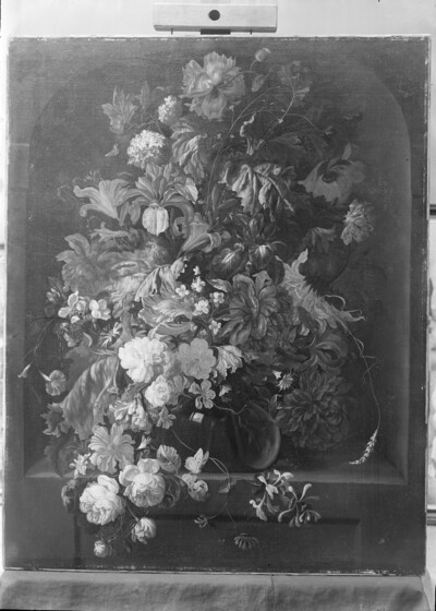Vase with flowers in a niche