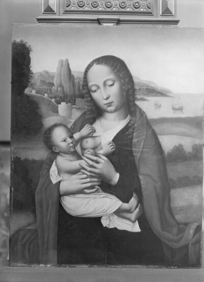 Madonna with the child in front of the sea landscape