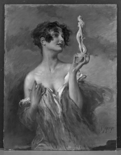 Junge Frau in Betrachtung einer Venusstatuette